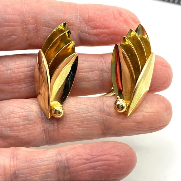 Vintage Goldtone Clip-On Earrings - Picture 6 of 7